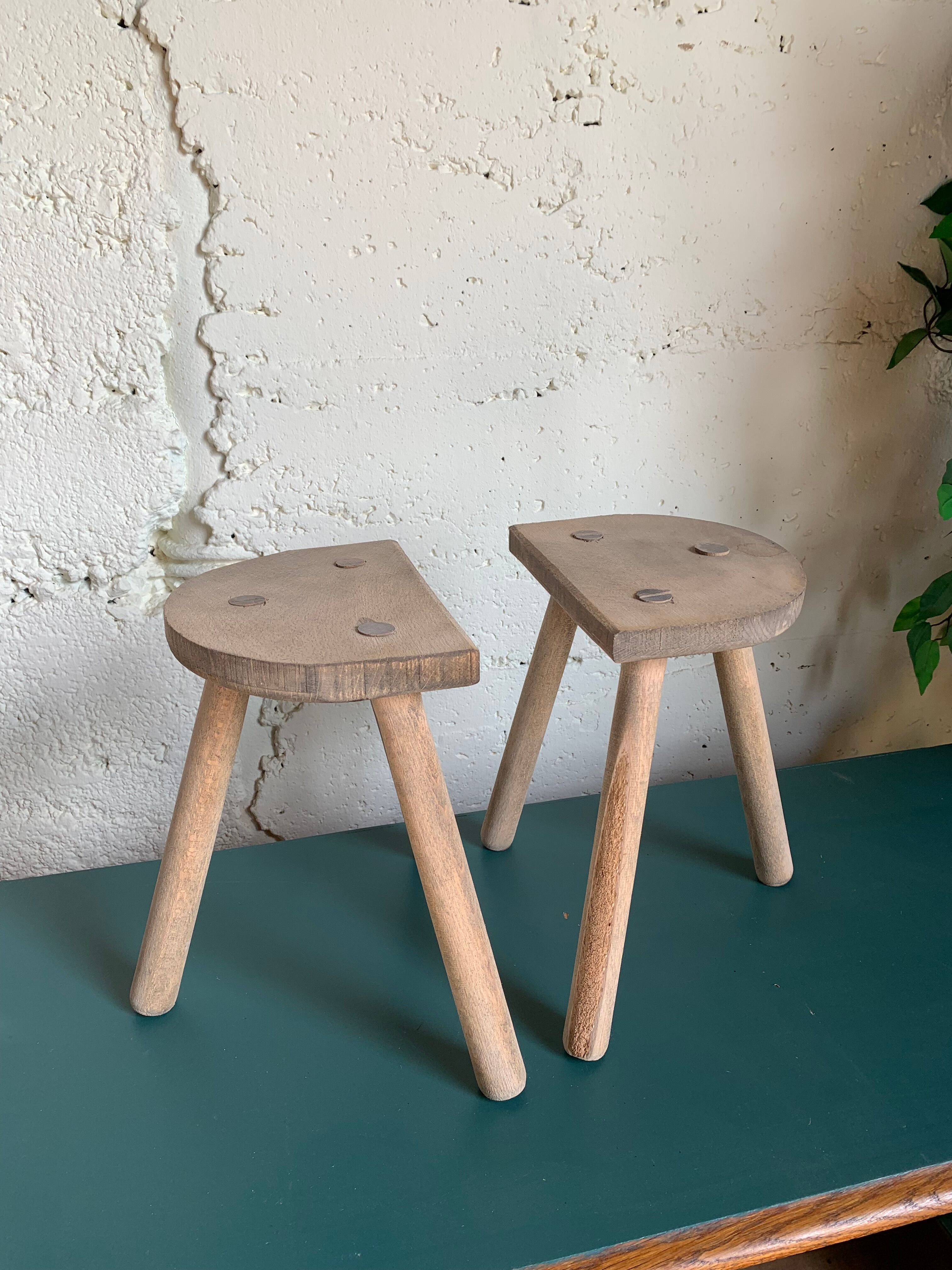 Duo de tabourets tripodes en bois brut