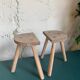 Duo de tabourets tripodes en bois brut
