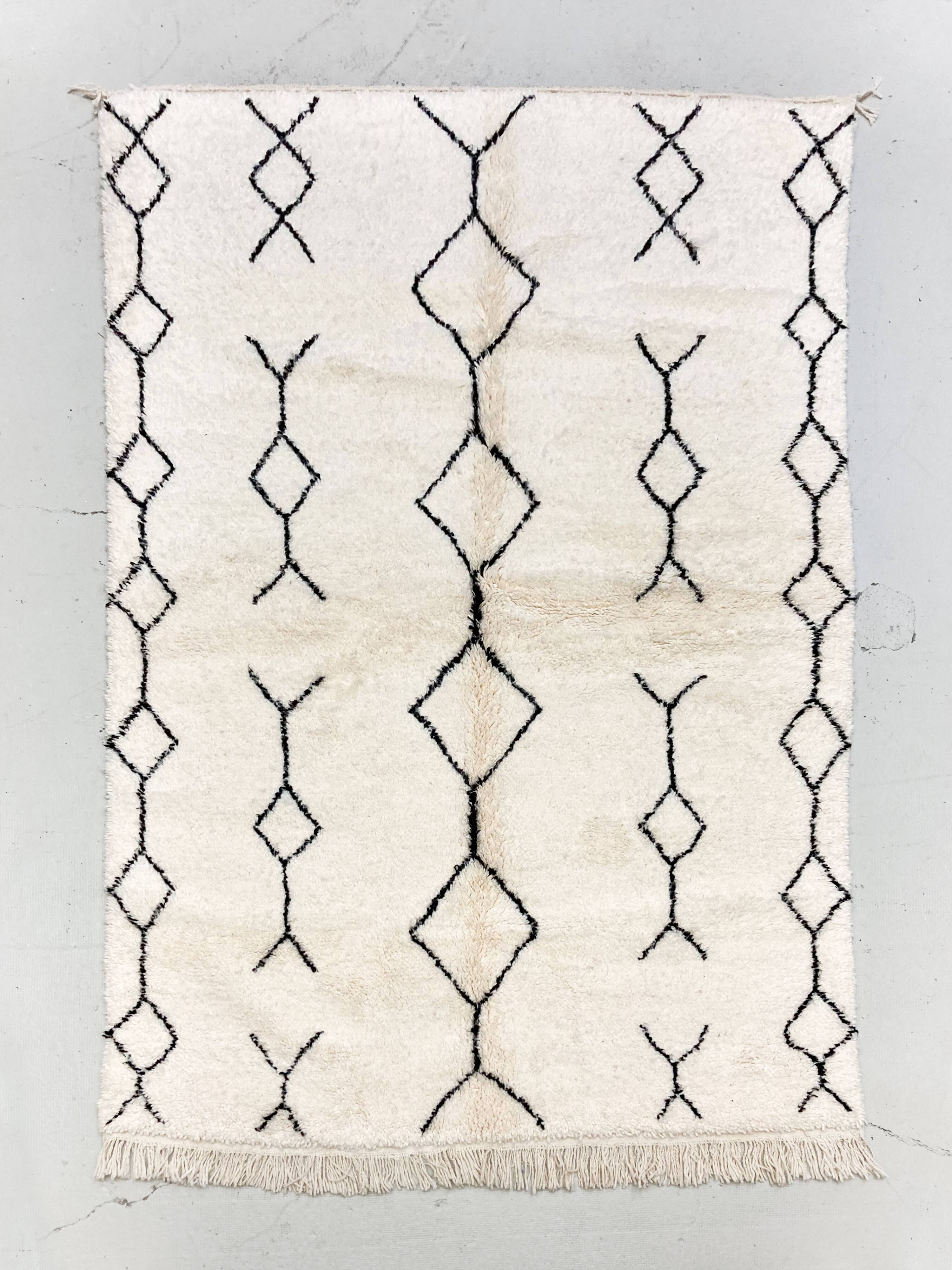 Moroccan Berber carpet Beni Ouarain with black patterns 2.60x1.60m