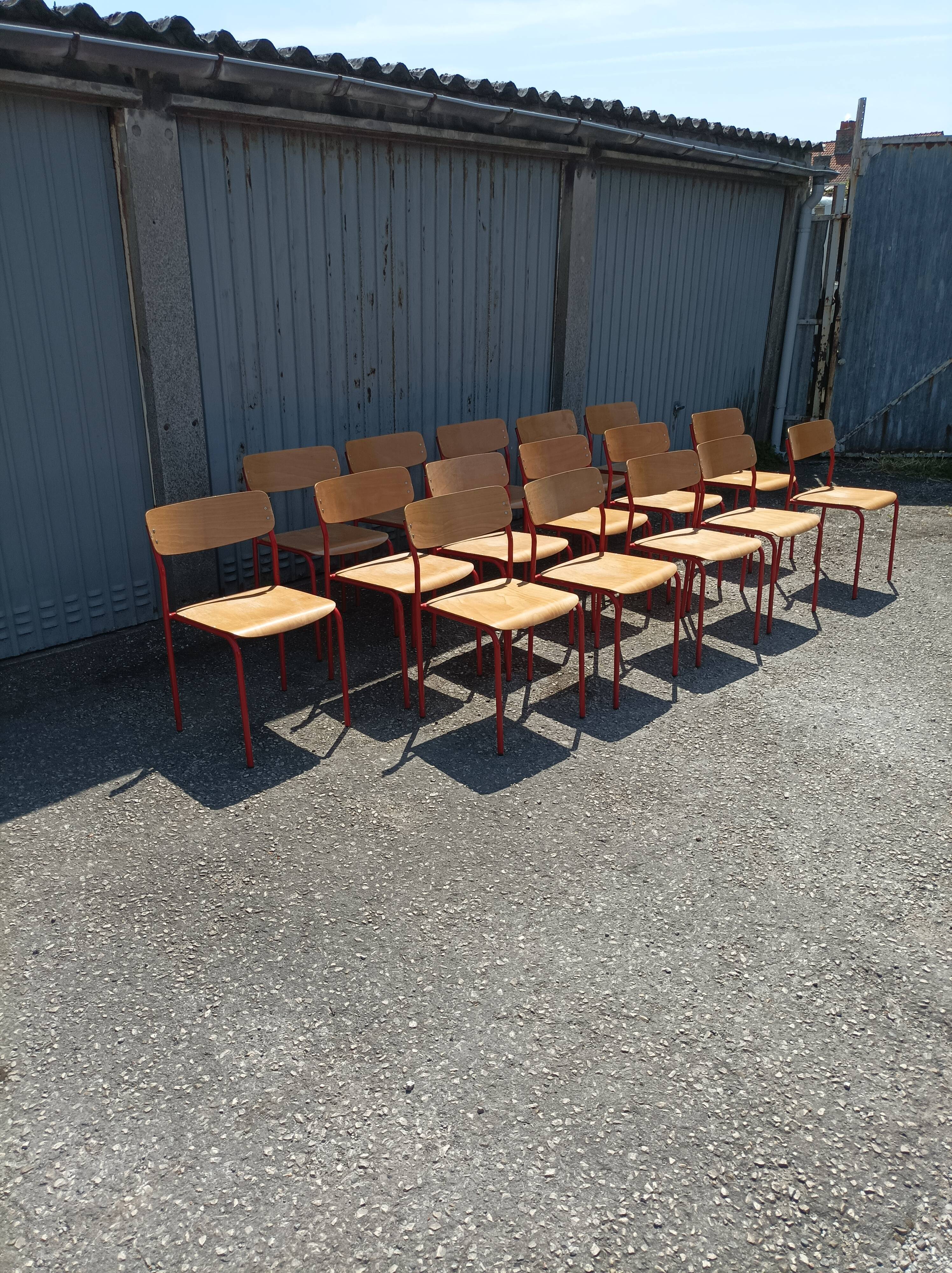 Lot 16 chaises écolier bois métal rouge
