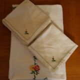 Nappe " Fleurie " brodée main et ses 12 serviettes années 80