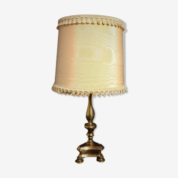 Lampe de table décorative avec pied en métal doré et abat-jour en soie beige