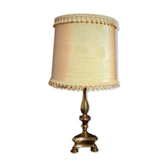 Decorative table lamp with gilded metal stand and beige silk lampshade