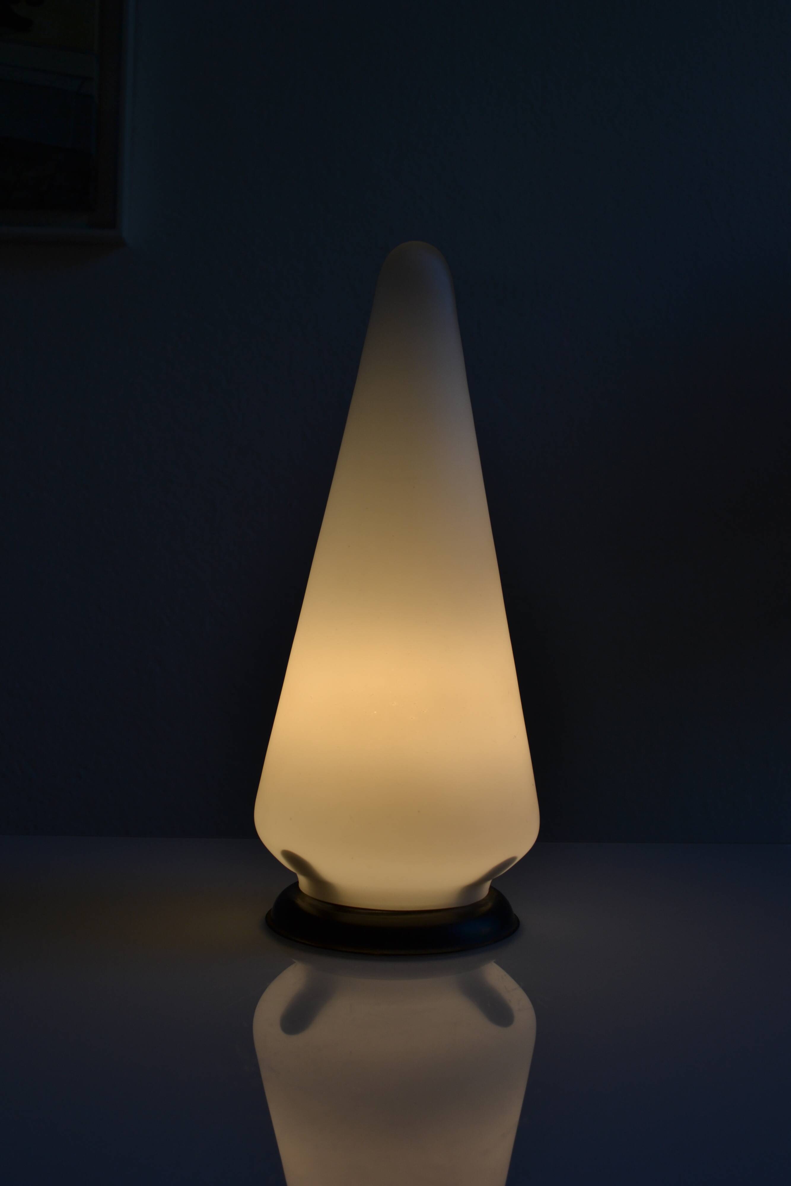 Lampe de table vers 1950 60 en verre opalin blanc