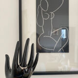 Black ceramic ring hand