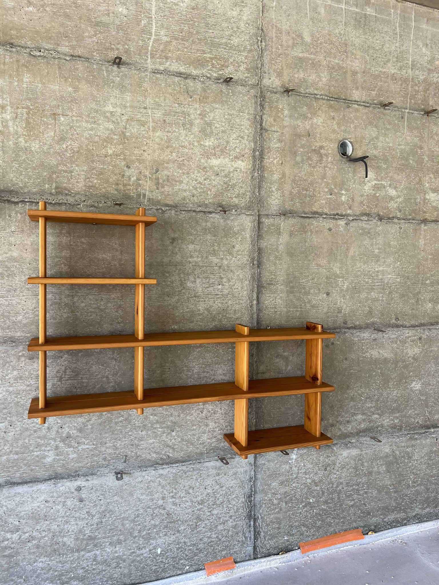 Bibliothèque étagère moderniste en pin Regain