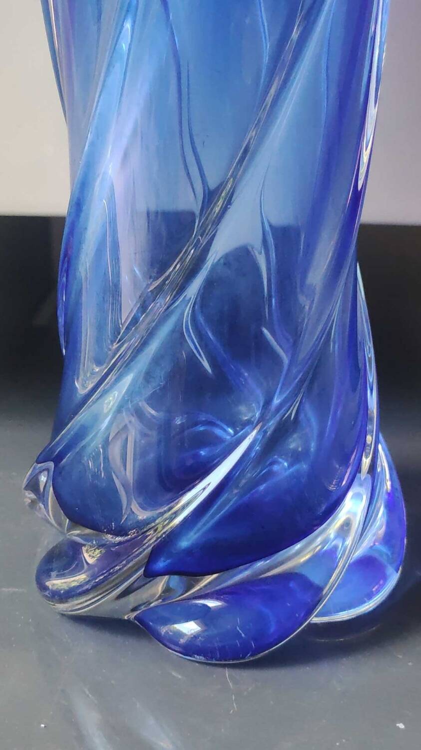 Large murano vase in blown art glass, cobalt blue. star shape. dim 30 x 22 cm