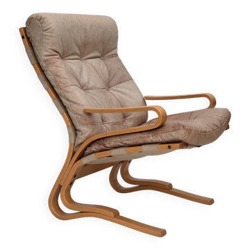 Fauteuil norvégien des années 1970, modèle "Kengu", en cuir de meuble beige.