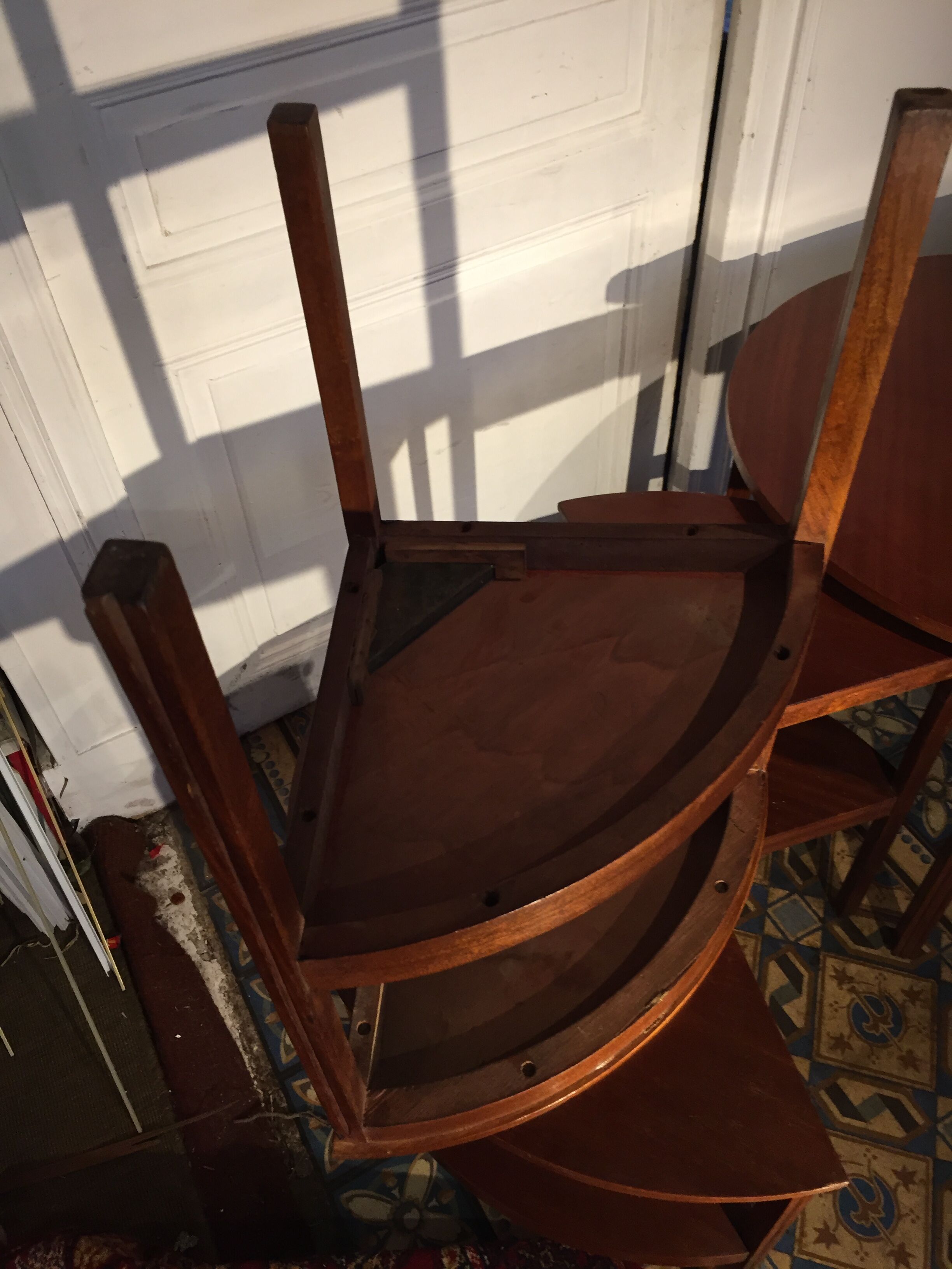 Round nesting tables