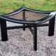 Table basse design des années 70 en bois laqué noir plateau en verre fumé