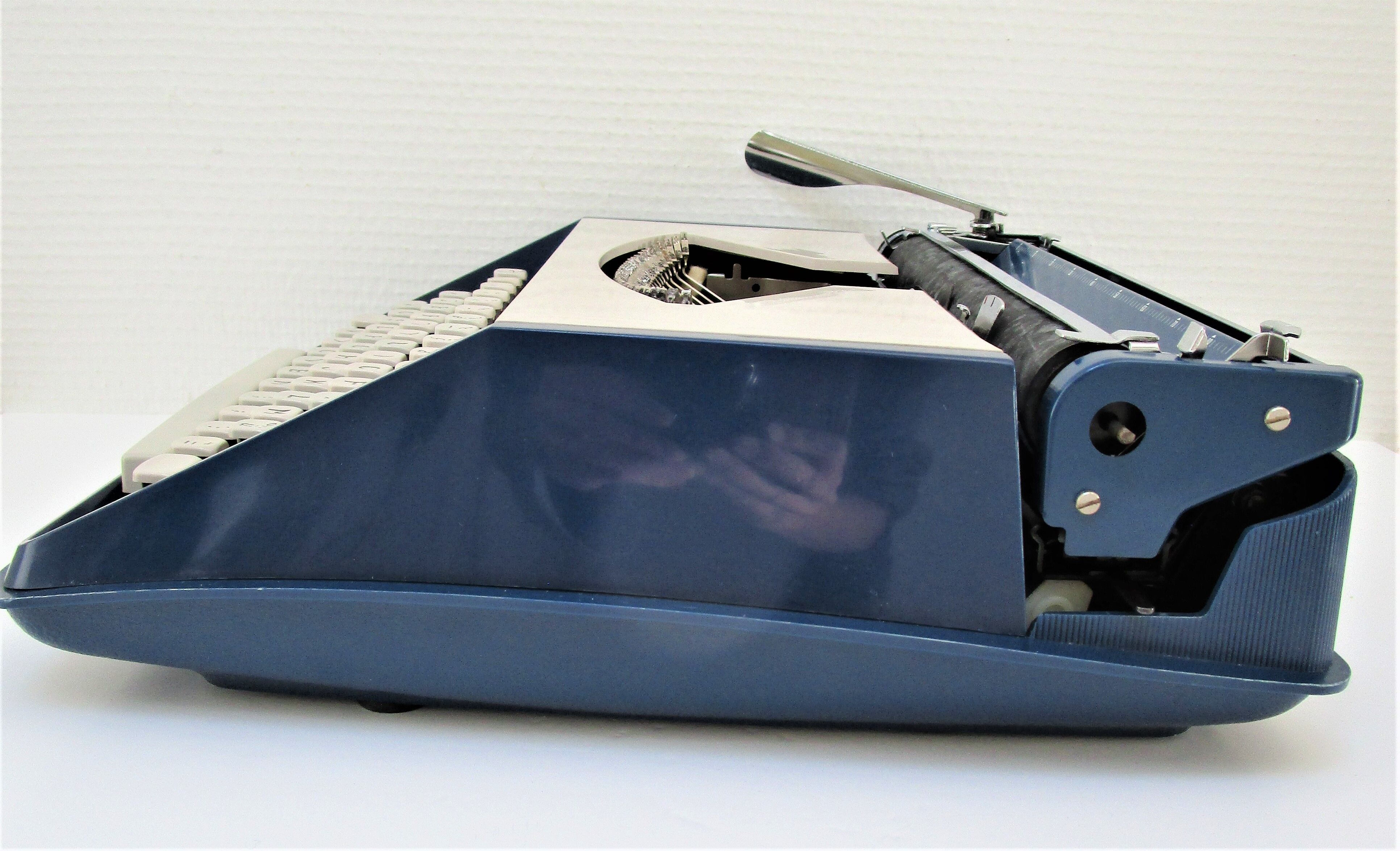 typewriter Remington Sperry rand Envoy III blue and white 70s