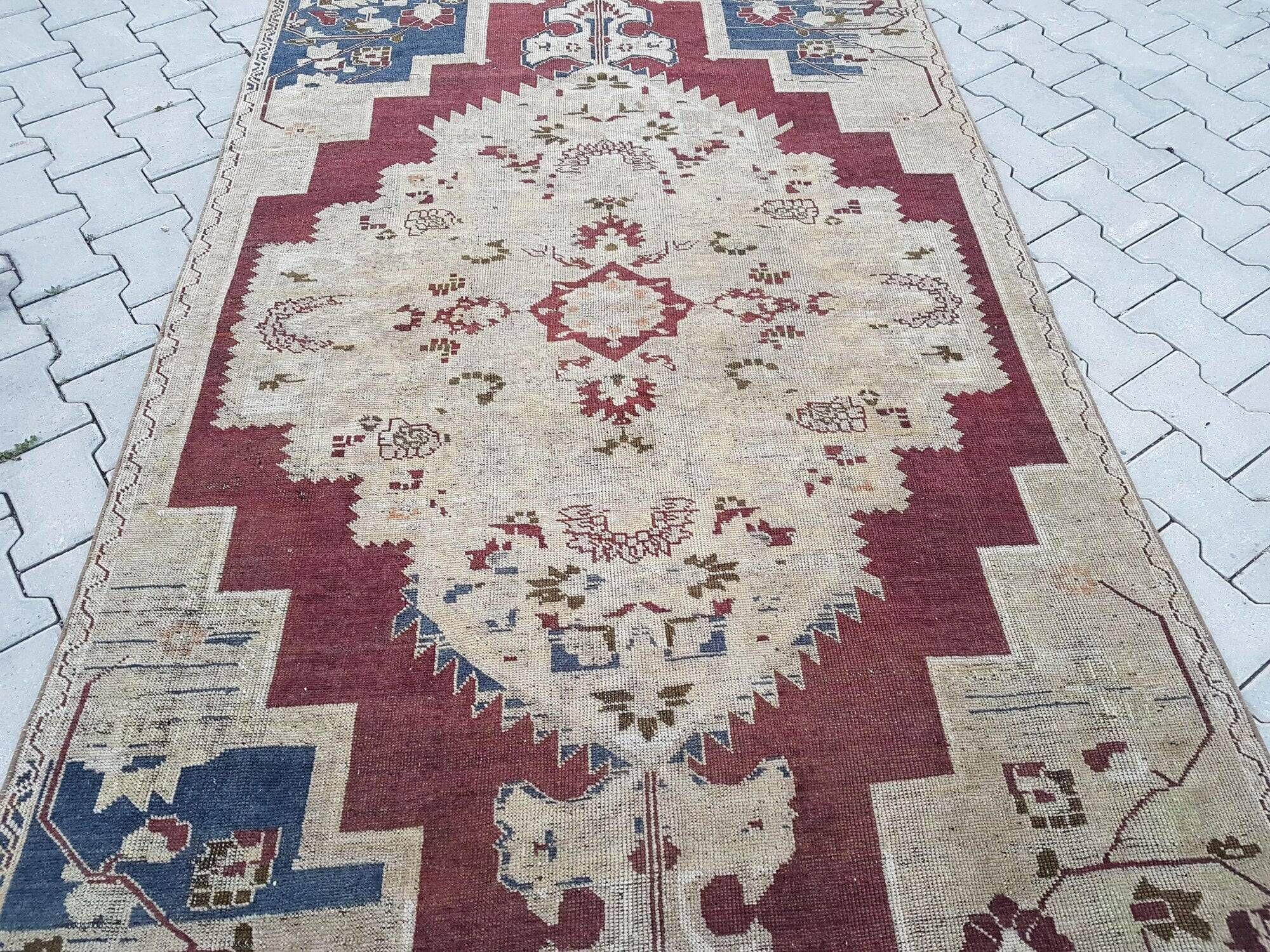 Vintage handmade Turkish rug 140x272 cm
