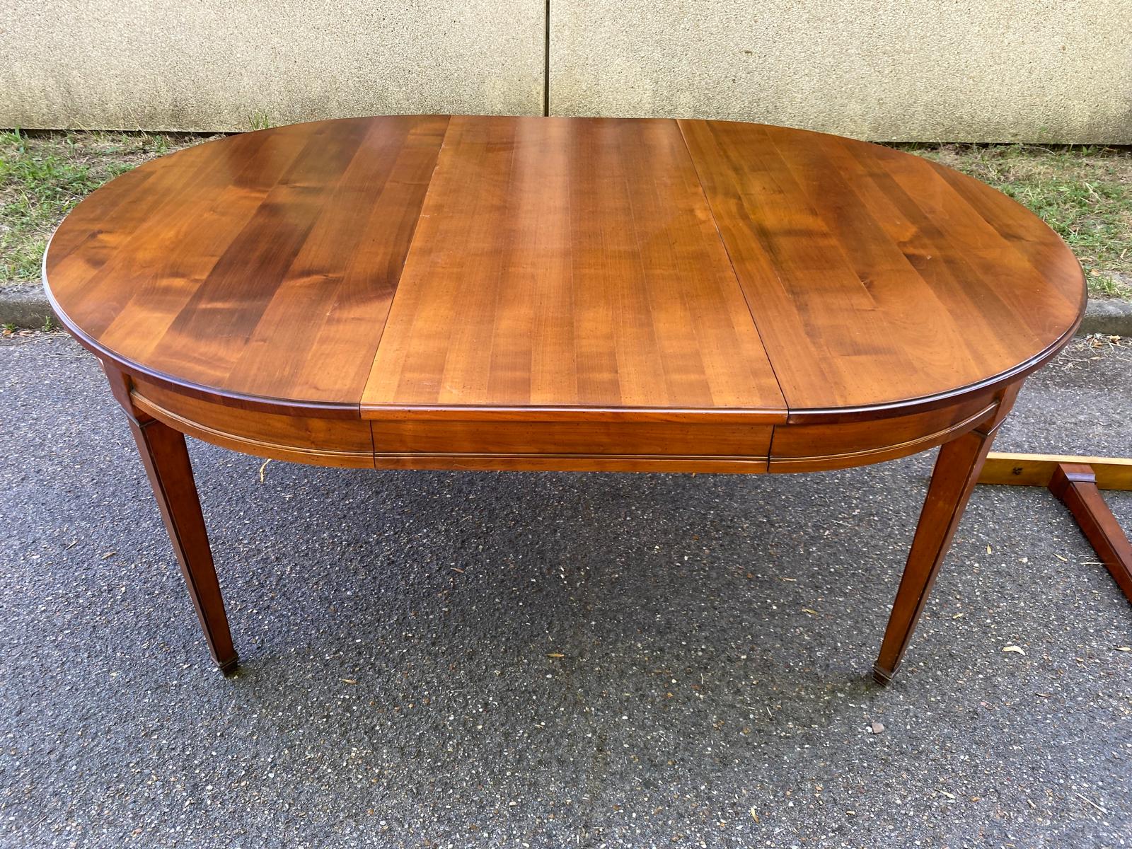 Round extendable dining table Louis XVI in cherry wood from the 1960s.