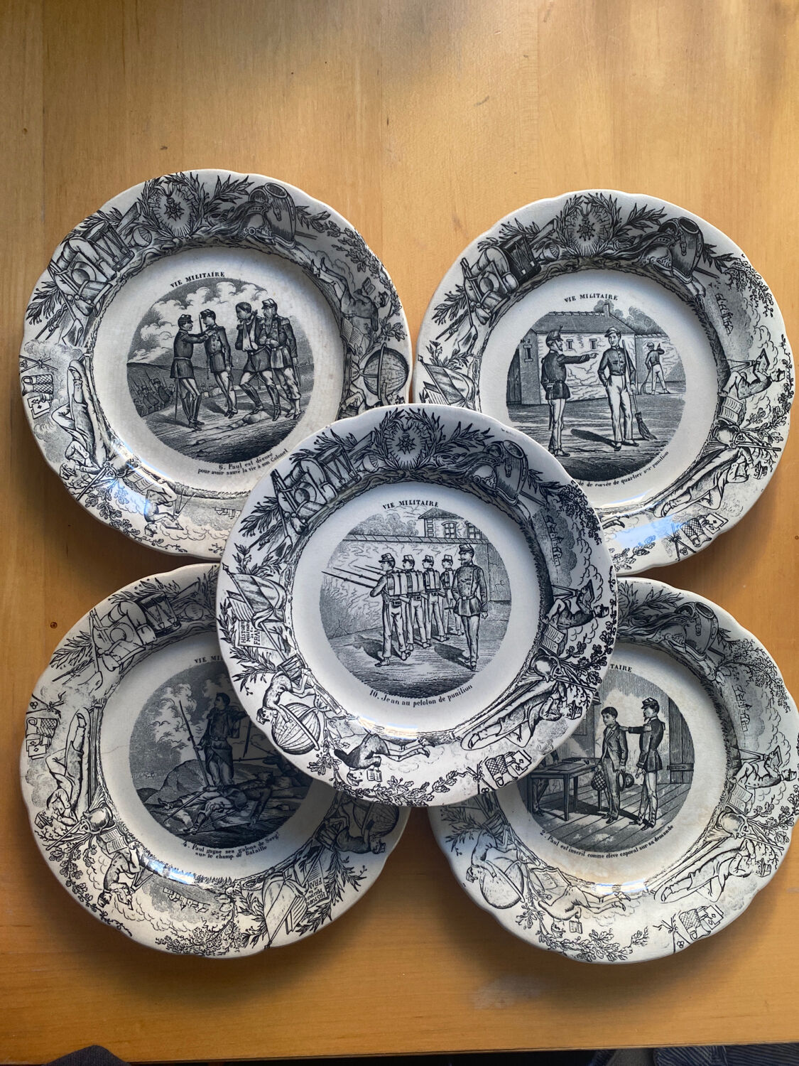 Choisy le roi - 5 assiettes vie militaire