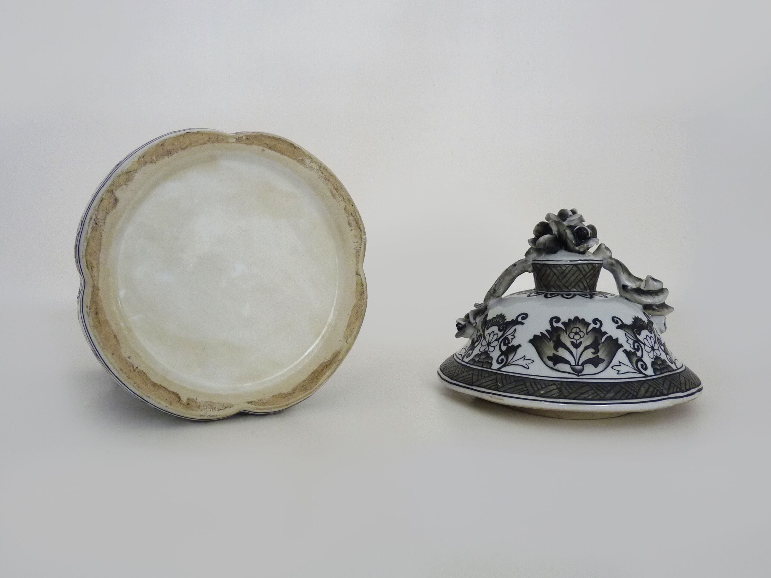Chasonic porcelain medicine jar, hand painted. XIXth