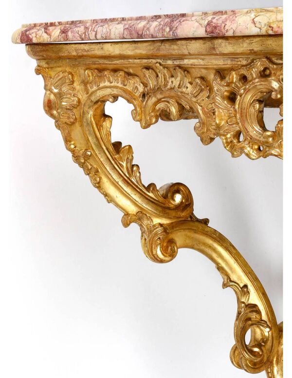 Console en bois sculpté et doré, dessus de marbre, XVIIIème siècle.