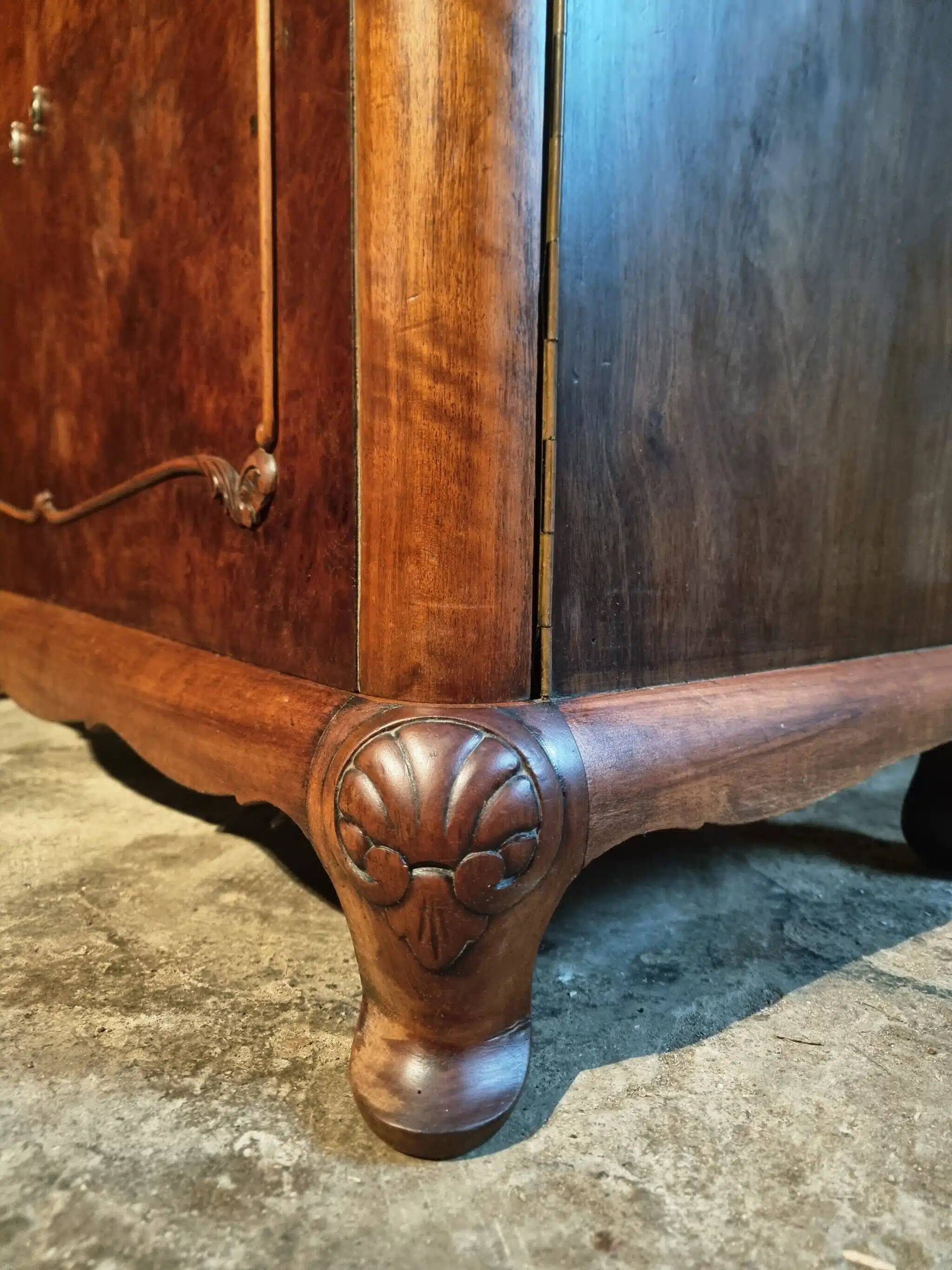 Buffet art déco français en noyer et acajou avec plateau en marbre, fin des années 1920