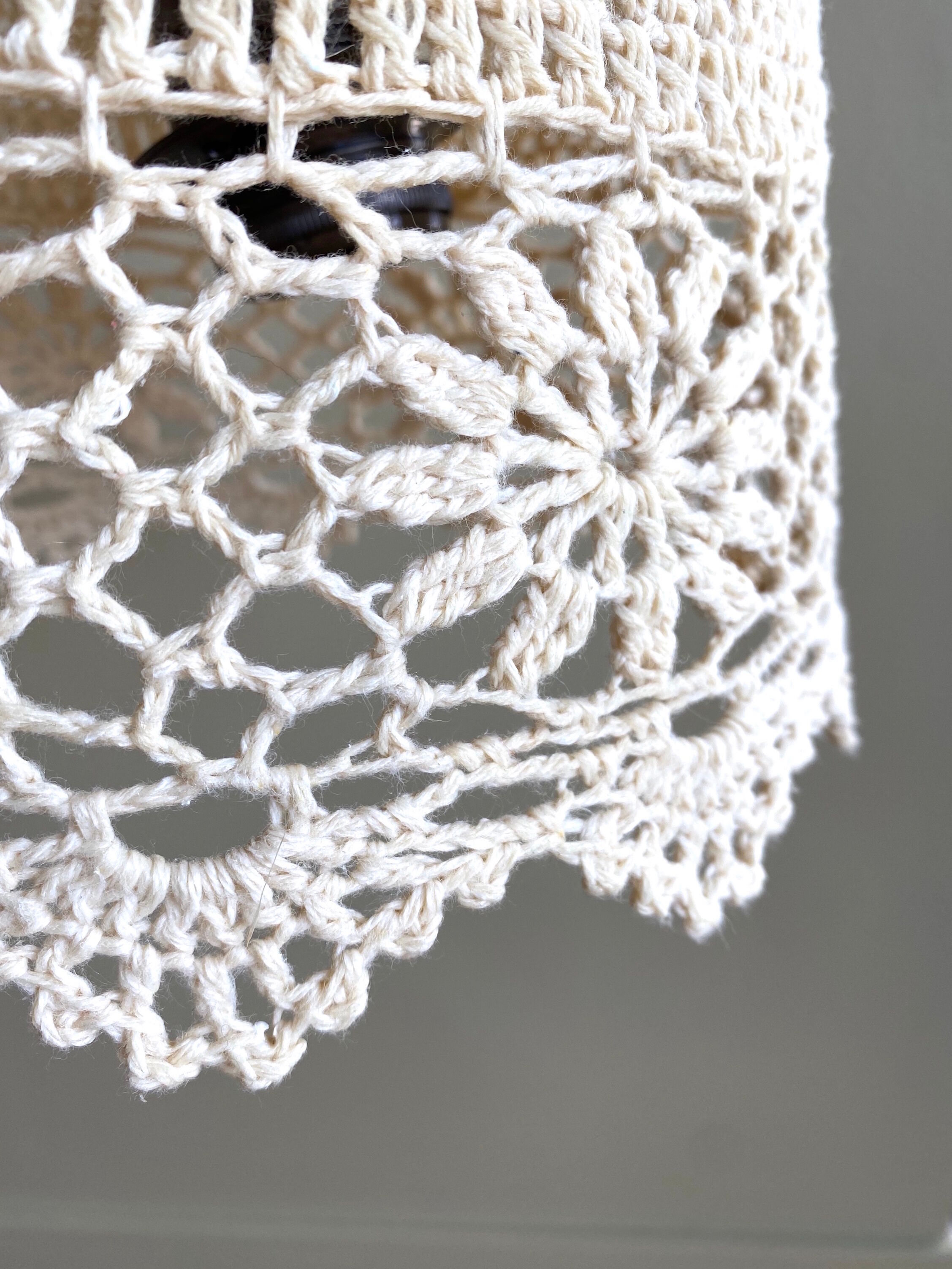 Beige crochet suspension