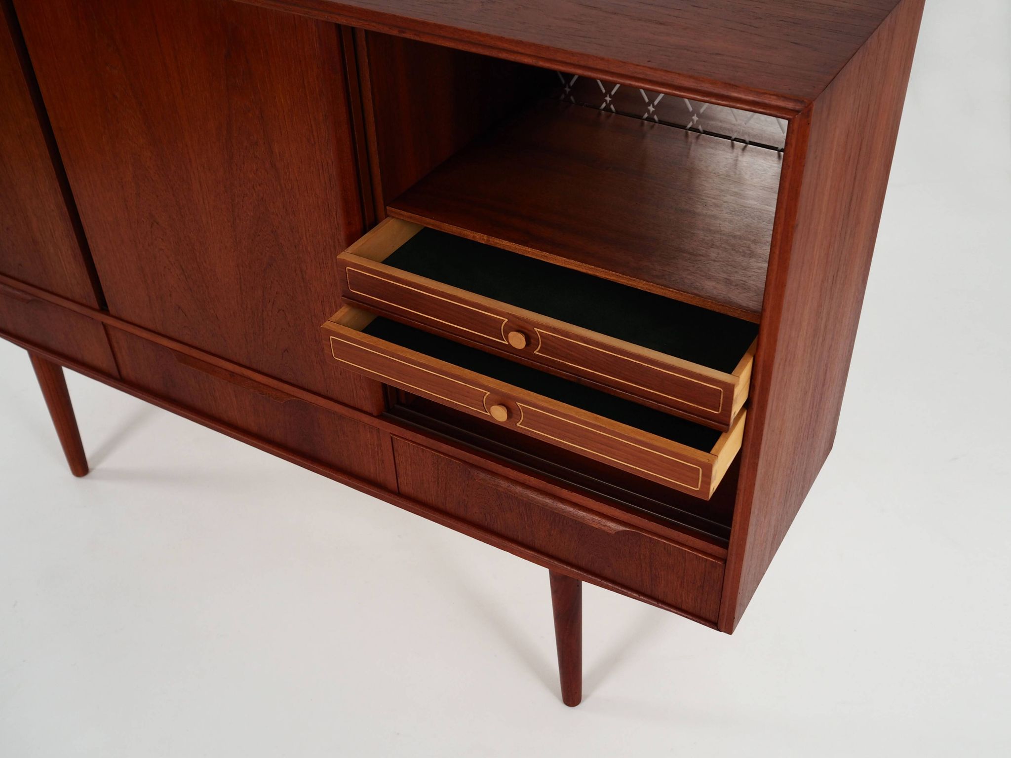 Buffet haut en teck, design danois, années 1960, designer : EW Bach