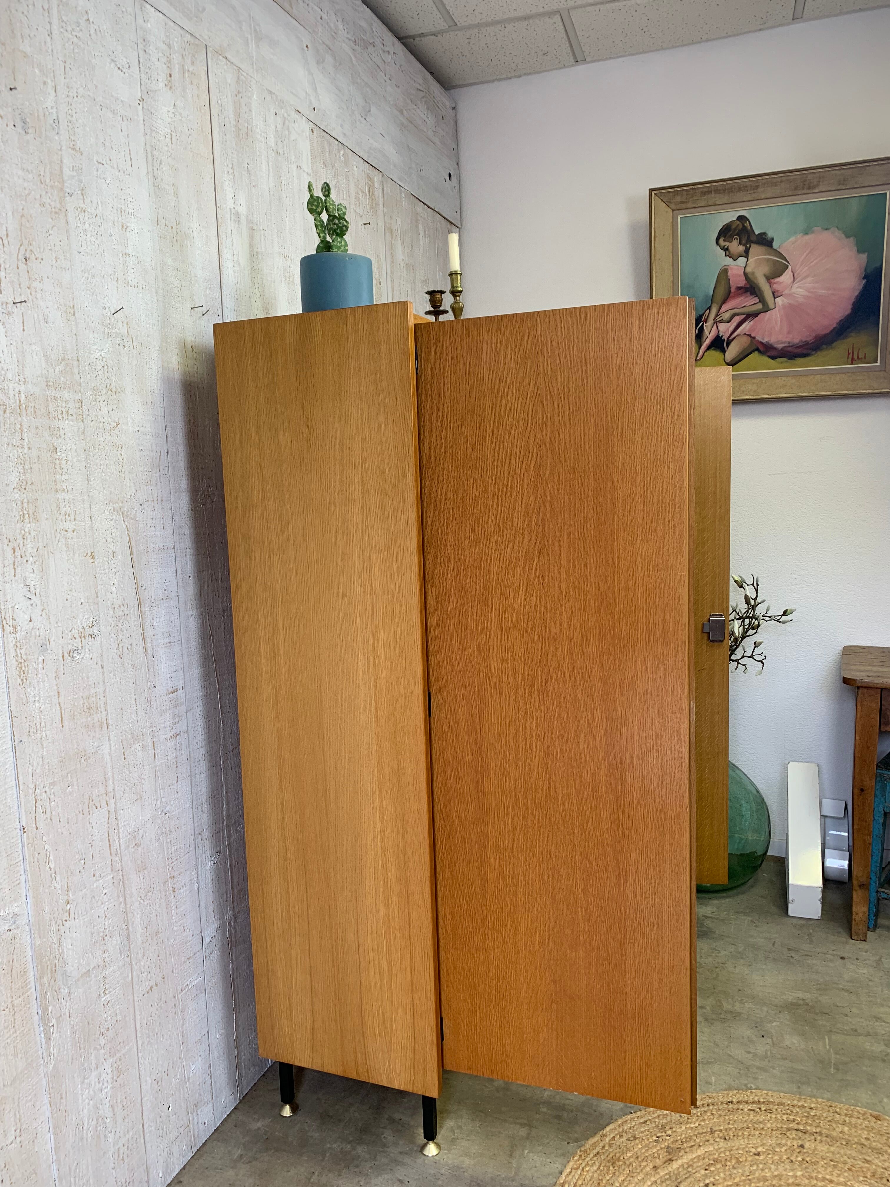 Armoire moderniste