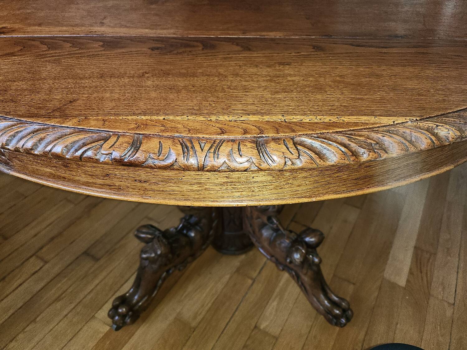 Round central leg table