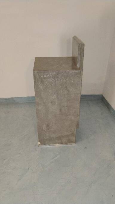 High pedestal / Architectural pedestal in polished concrete in Neo-Brutalist style