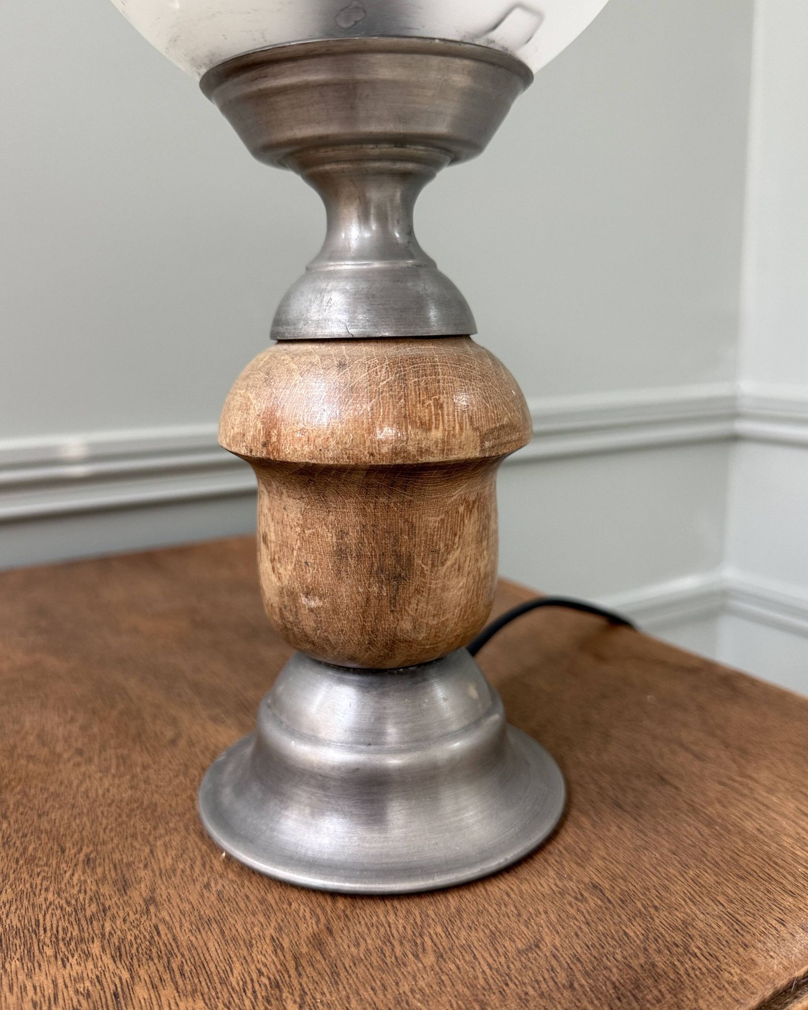 Art Nouveau lamp with engraved glass