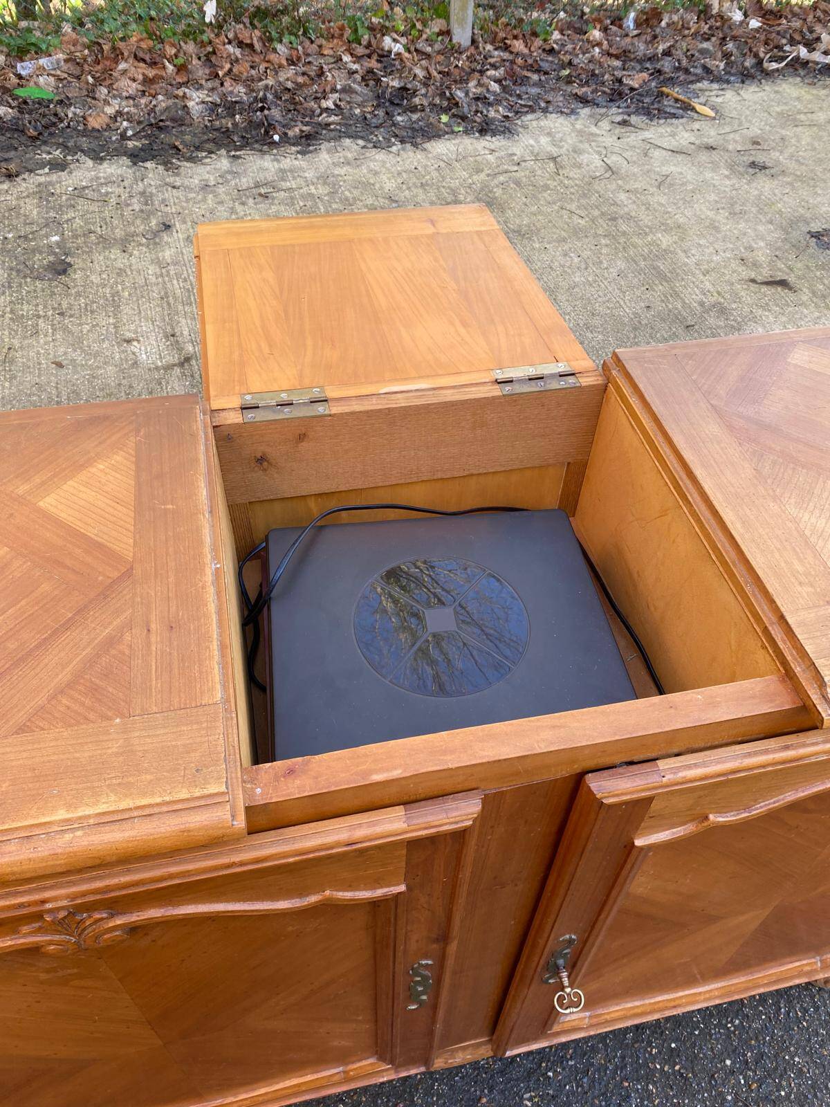 Louis XV buffet in solid wood from the 20th century with a turntable.
