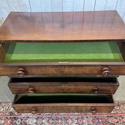 Victorian English commode from the 19th century in mahogany.