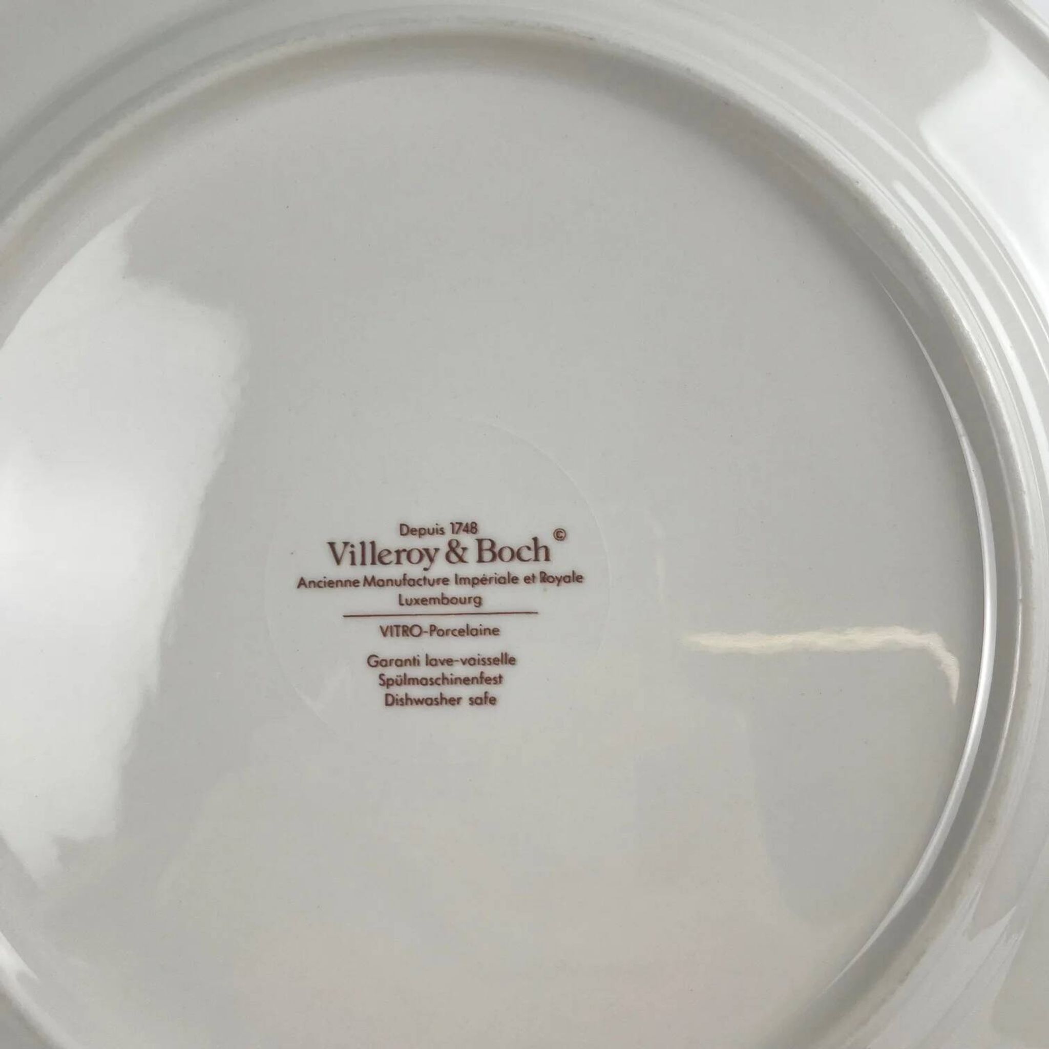 Set of 6 flat plates Villeroy & Boch, burgundy/purple rim, 20th century.