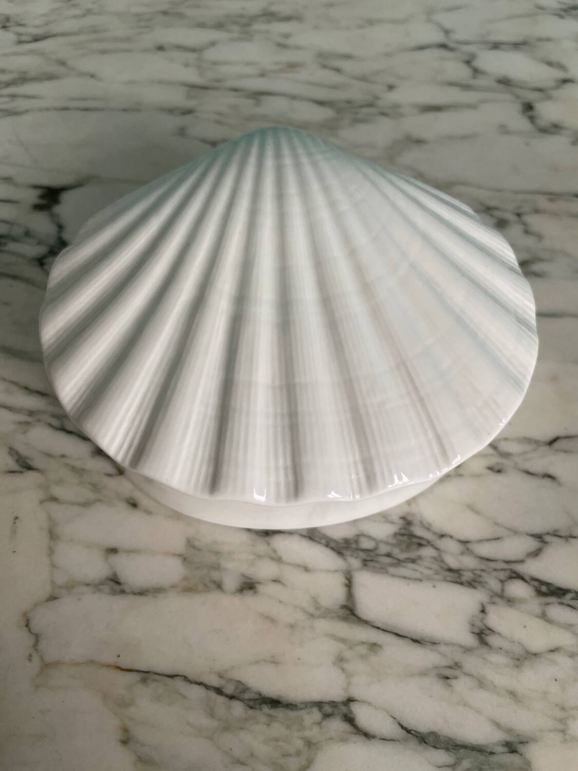 Heinrich white porcelain shell box