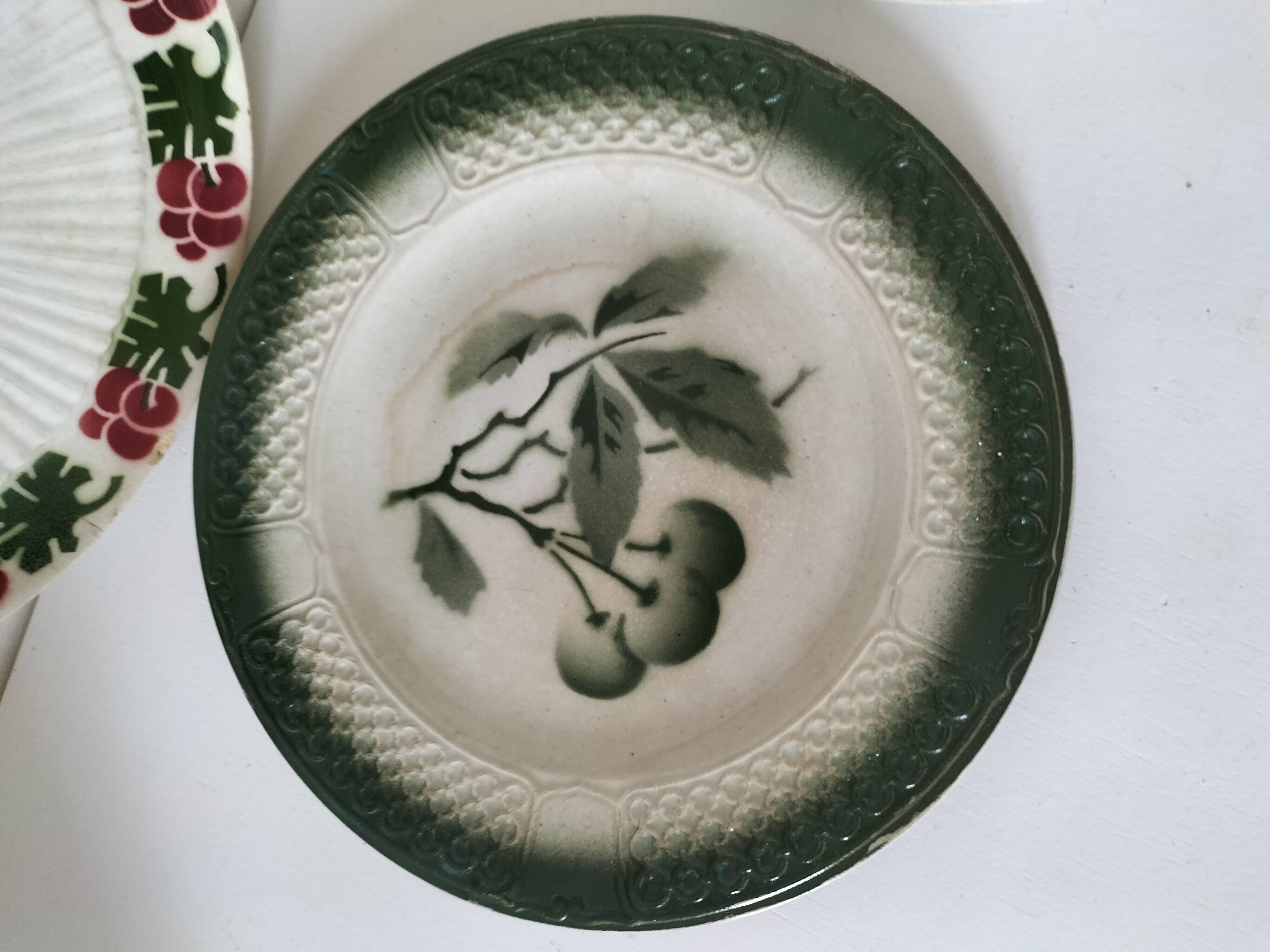 Set of 4 vintage summer fruit dessert plates.