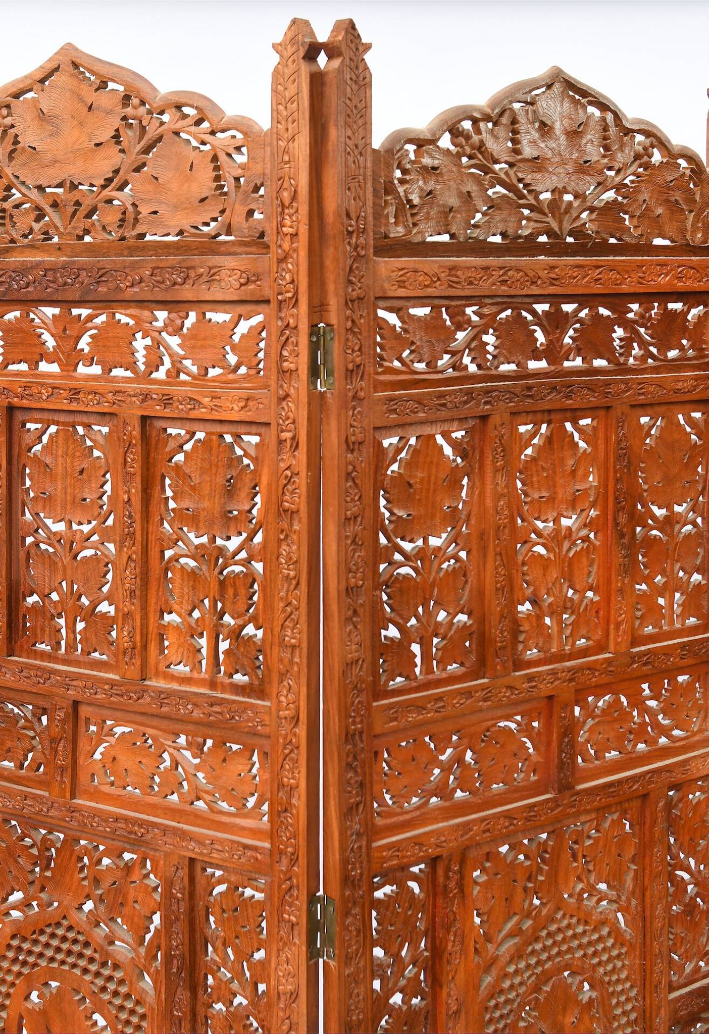Indian screen with 4 leaves in teak wood with rich openwork decoration of grape leaves