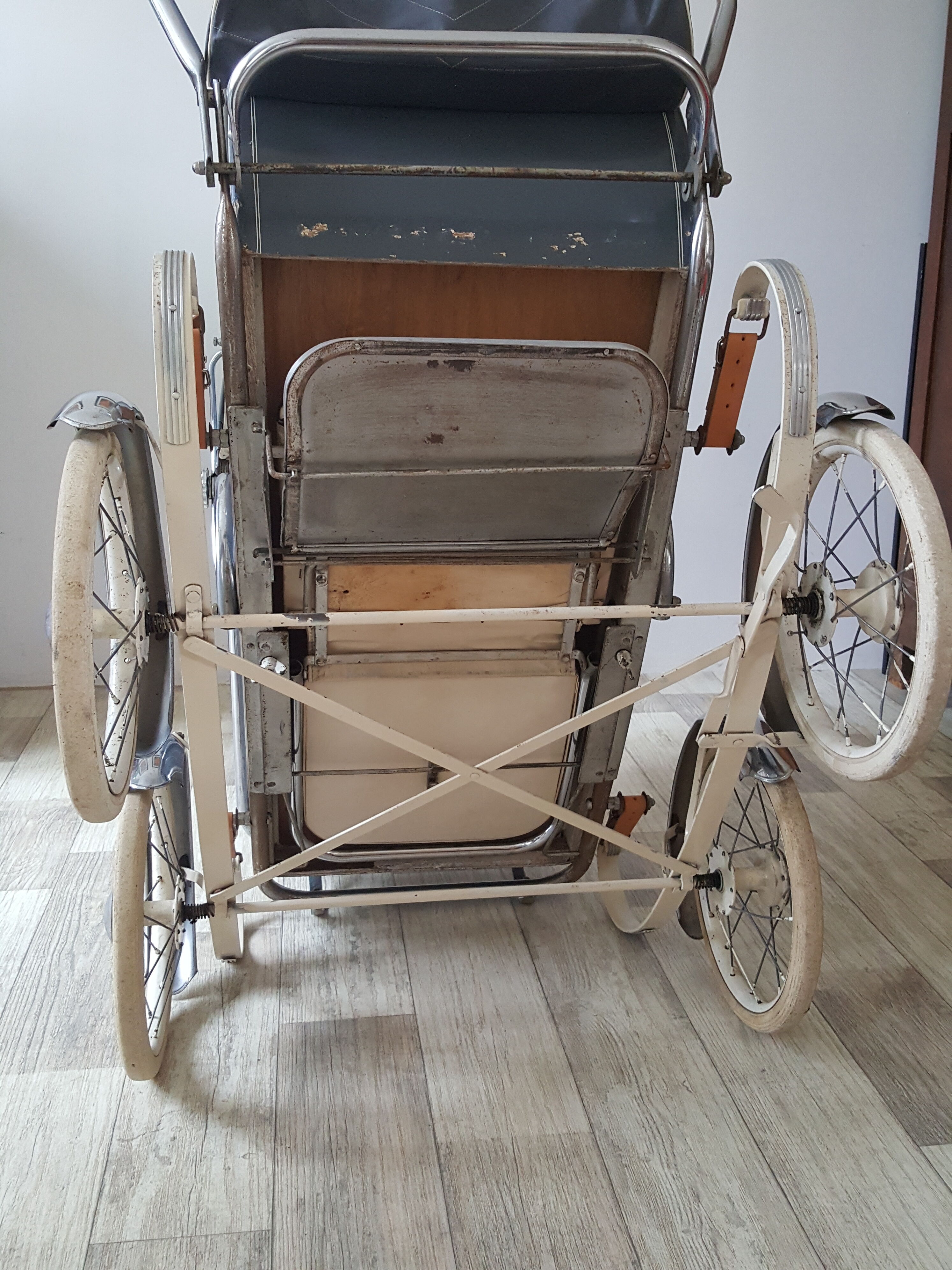 former 1950s pram that can be turned into a stroller