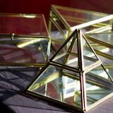 4 anciennes boites à bijoux en verre, laiton et miroir