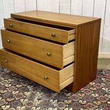 English chest of drawers from the 70s in mahogany