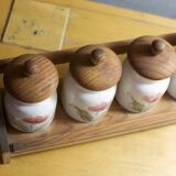 Pot à épices sur étagères