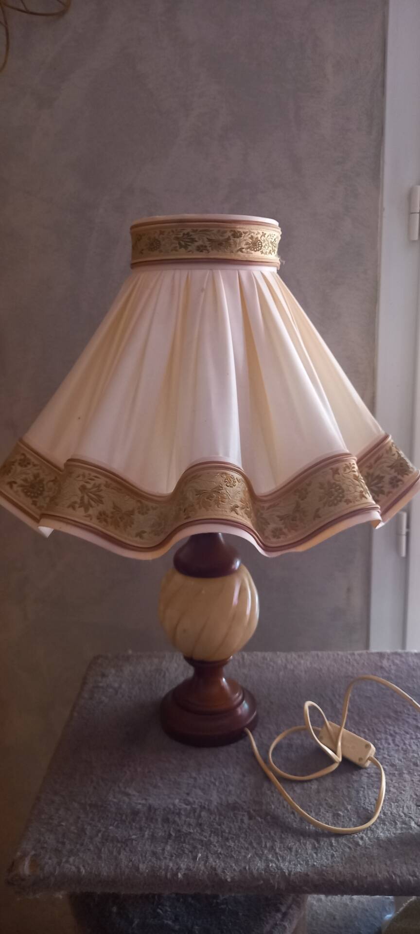 Grande lampe à poser albâtre et bois