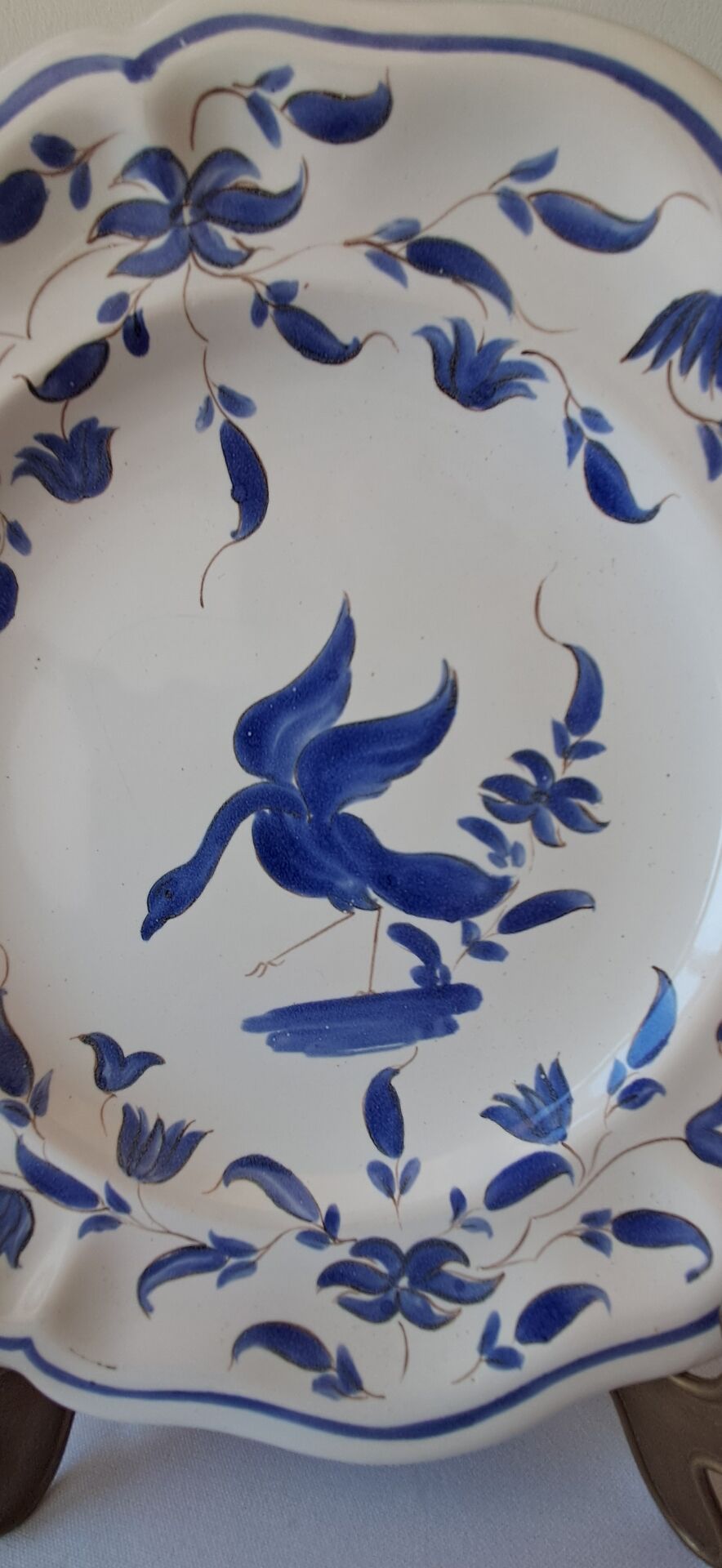 Assiette Moustiers. Décor bleu peint à la main