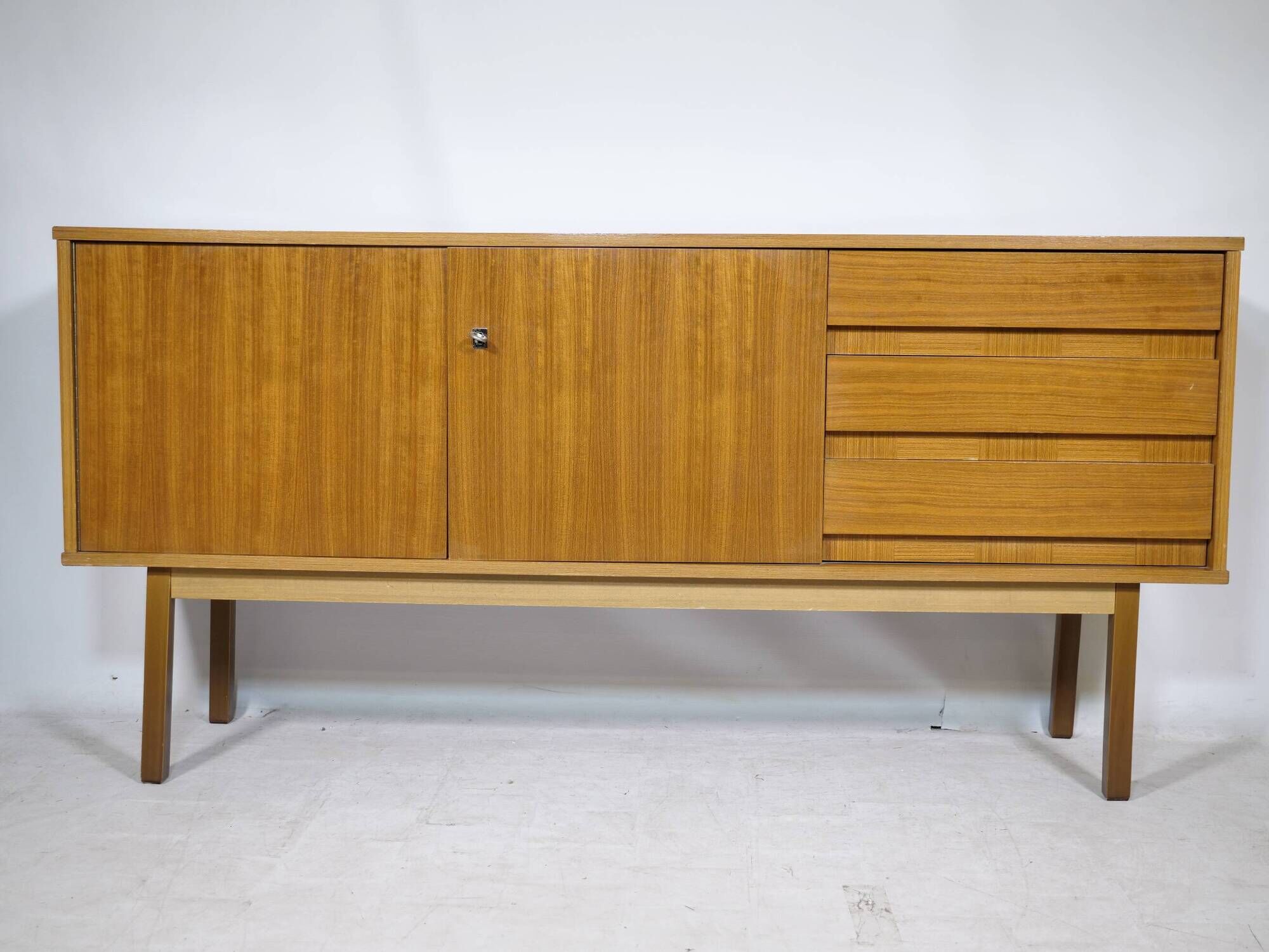 Buffet des années 1960 en teck.