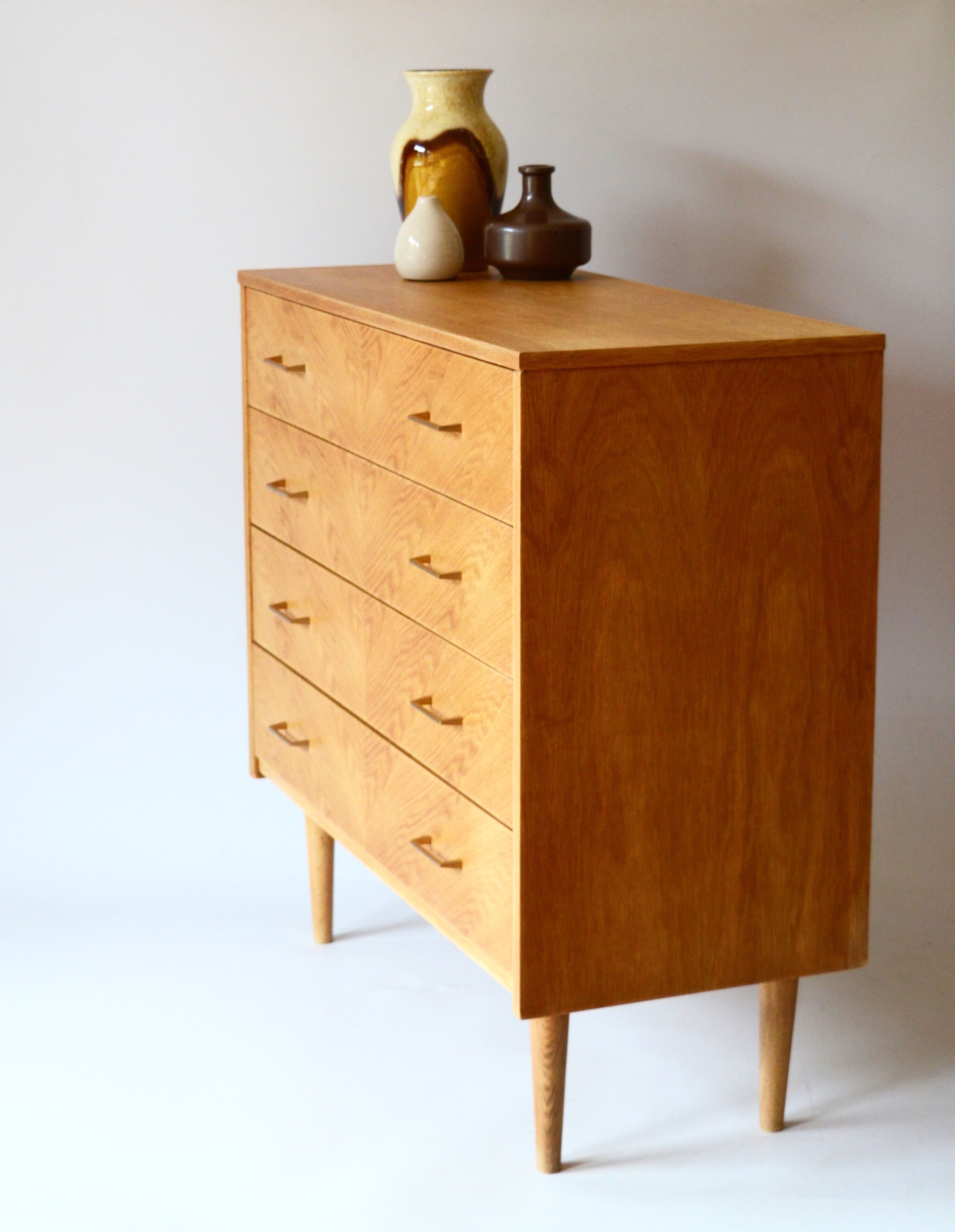 Oak chest of drawers