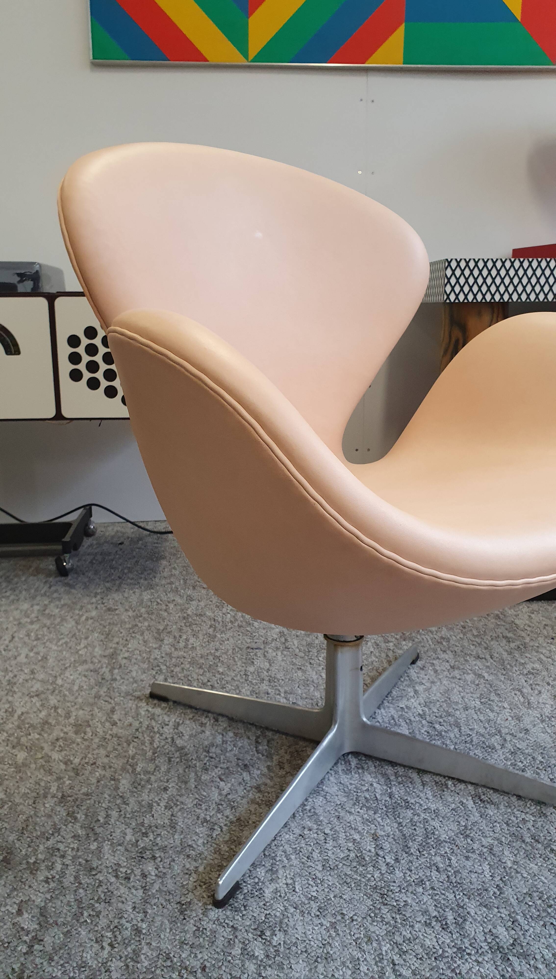 Arne Jacobsen natural leather swan chair by Fritz Hansen