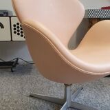 Arne Jacobsen natural leather swan chair by Fritz Hansen