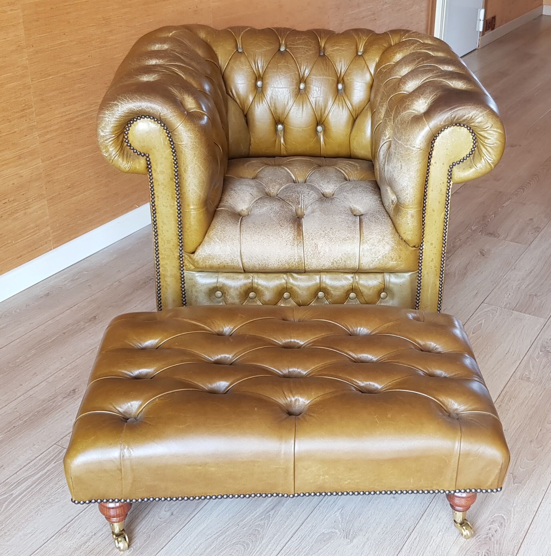 Fauteuil et repose-pied chesterfield en cuir vert