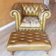 Fauteuil et repose-pied chesterfield en cuir vert