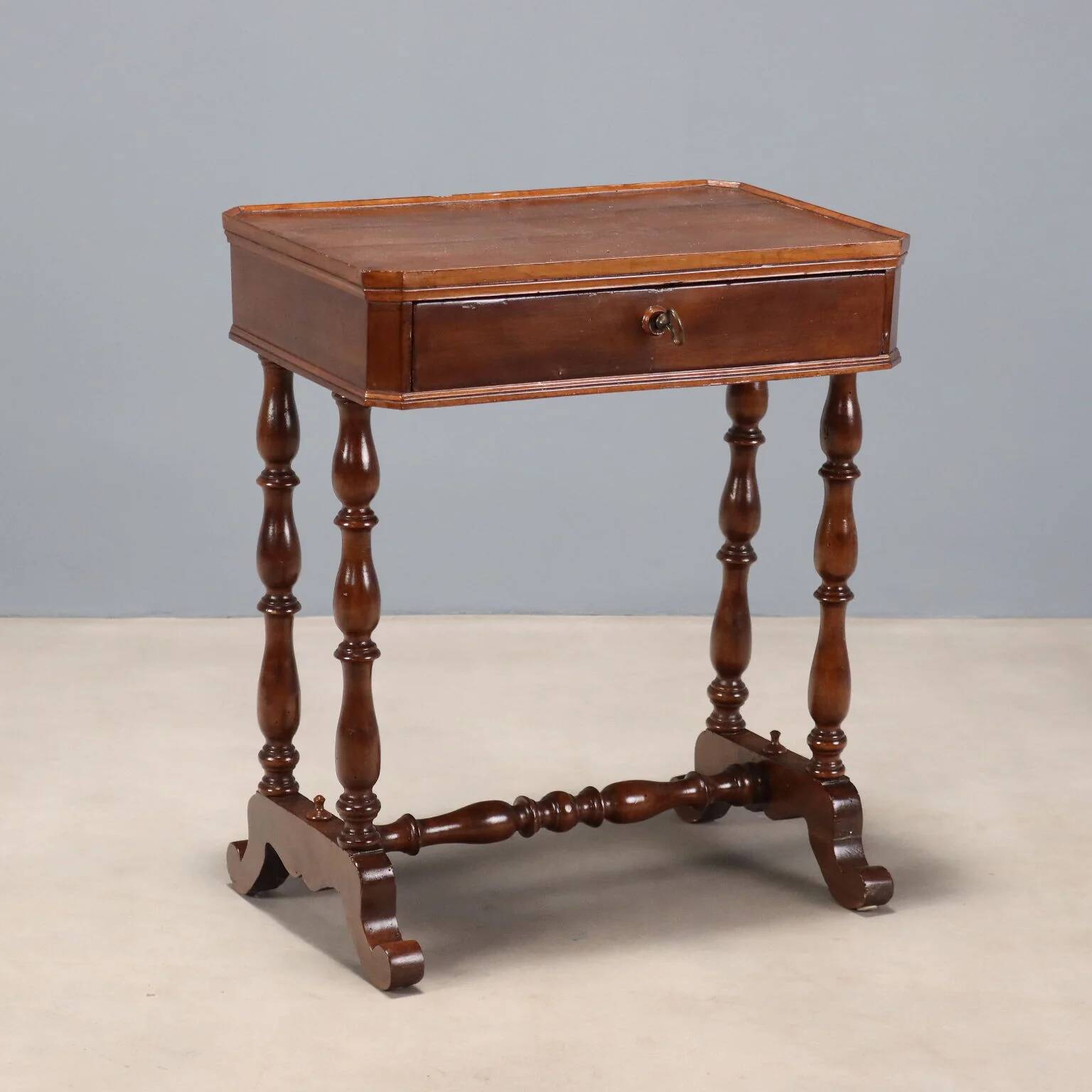 Antique sewing table in walnut with drawer, Italy, late 19th century.