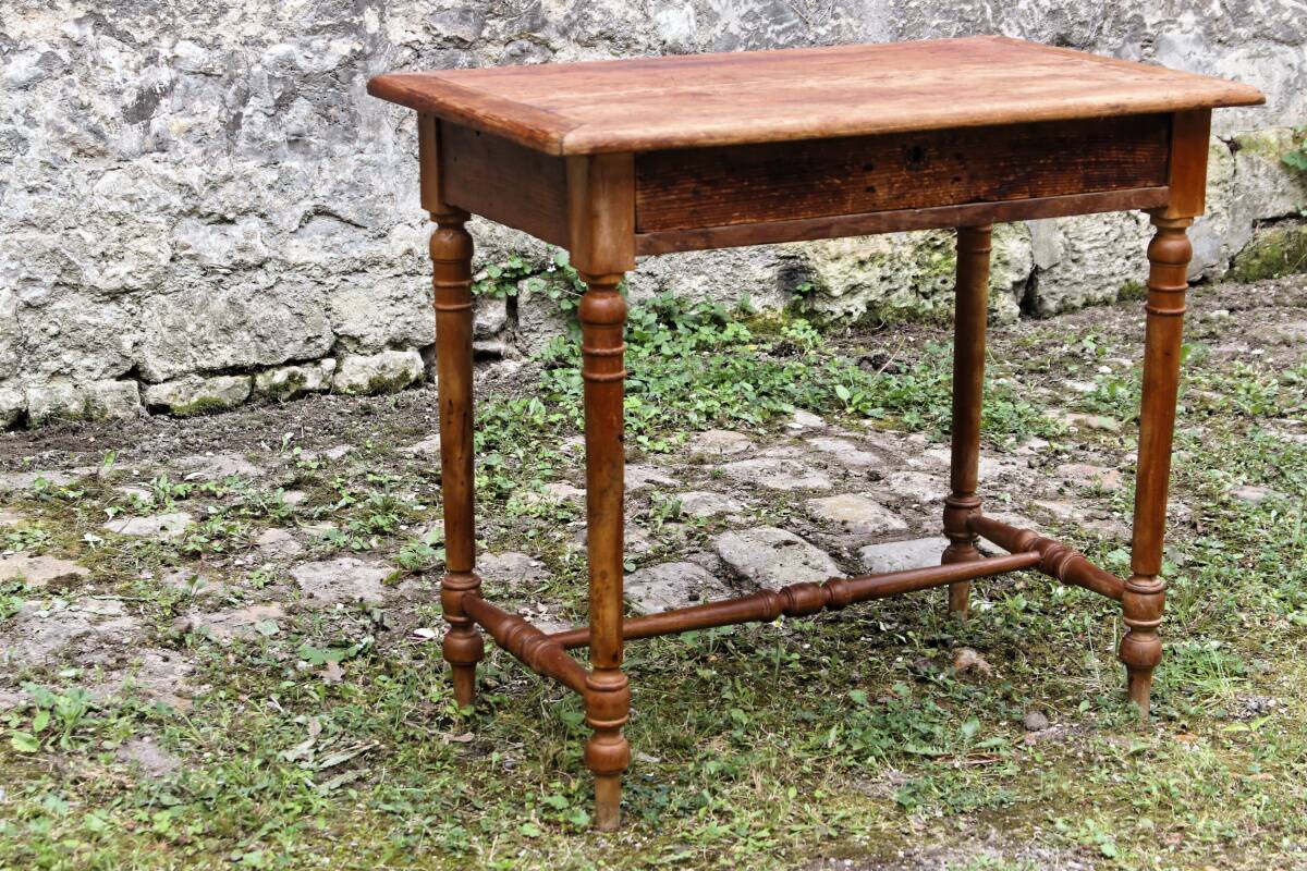 Table en bois massif, un tiroir, bois tourné