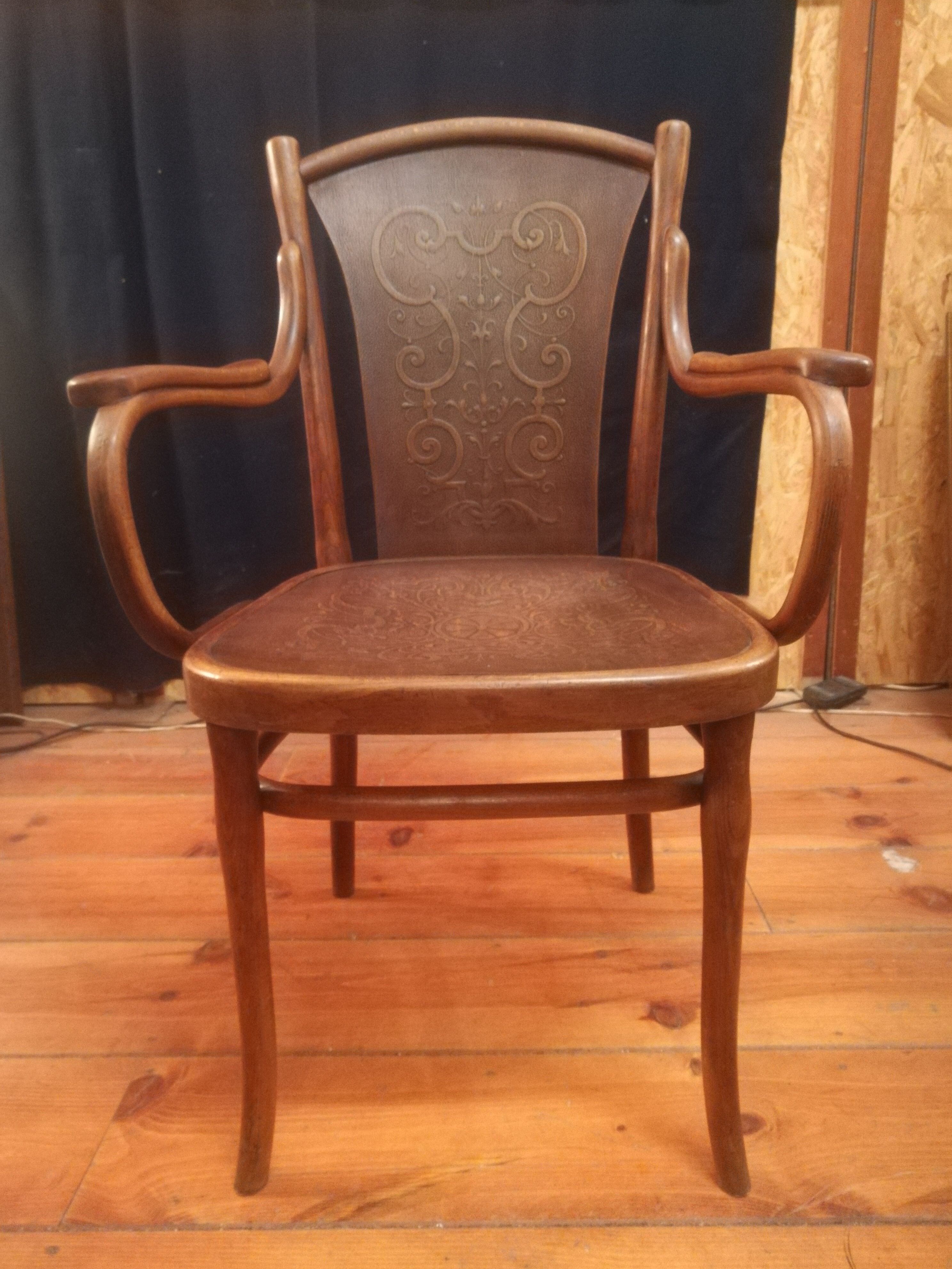 Thonet armchair in curved wood and stylized patterns