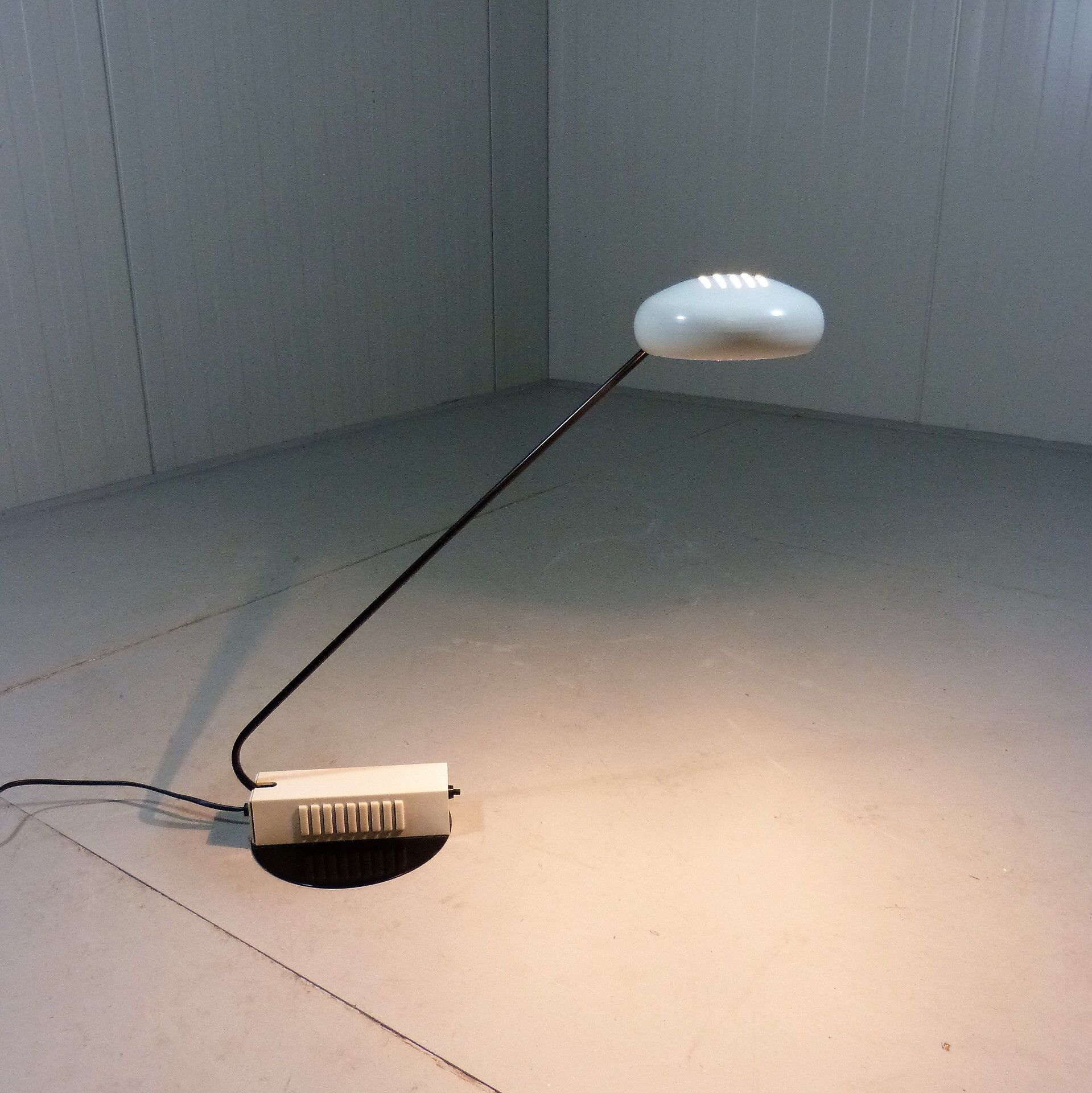 Lampe de bureau italienne en blanc et noir, années 1980
