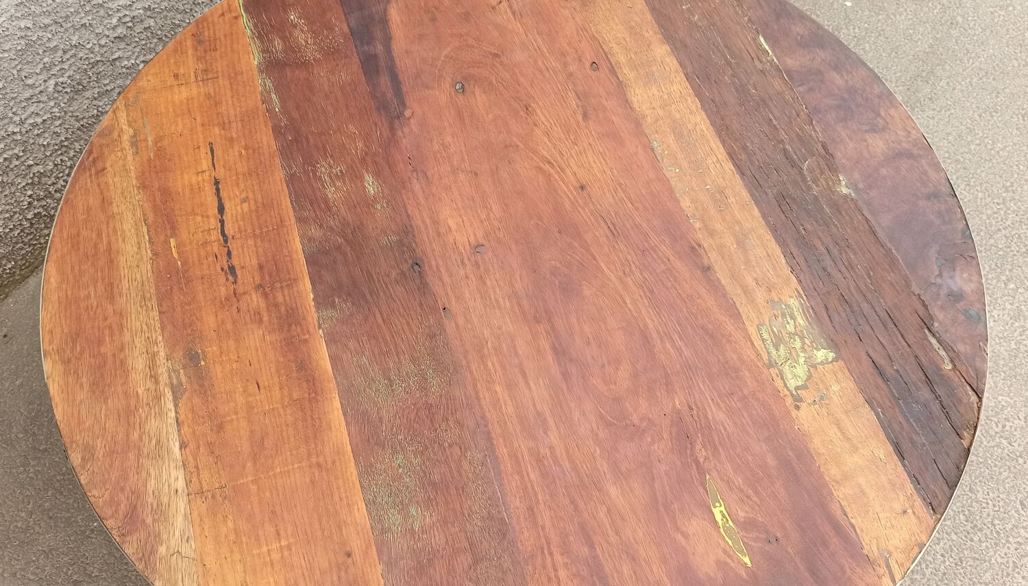 Round coffee table in wood